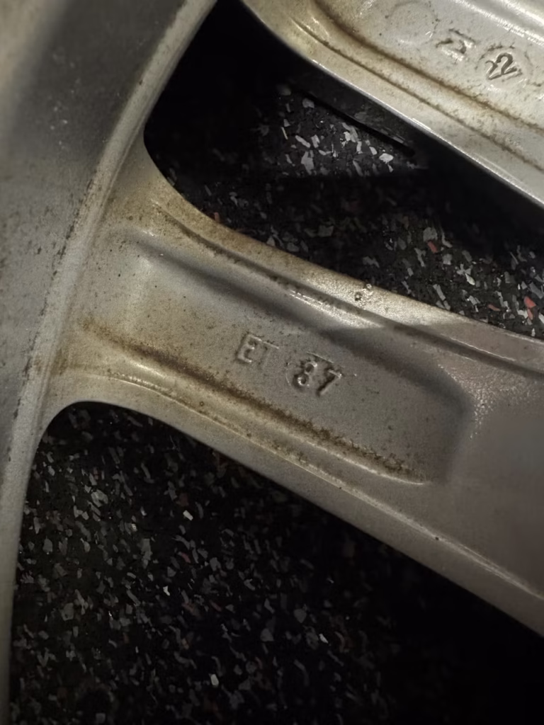 BMW tarvikevanteet kitkarenkailla