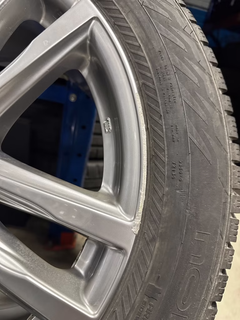 BMW tarvikevanteet kitkarenkailla